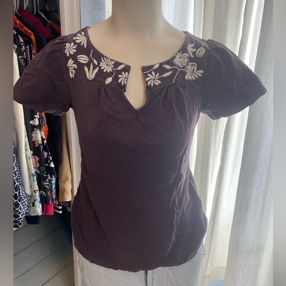 Banana Republic Tops - This Women’s Banana Republic szS with embroidered floral design is stunning
